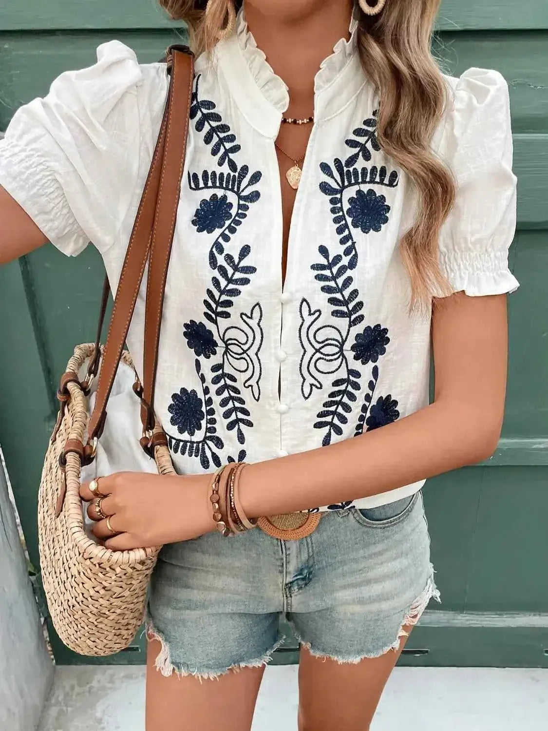 Blouse en coton à col cranté, broderies et volants, manches courtes