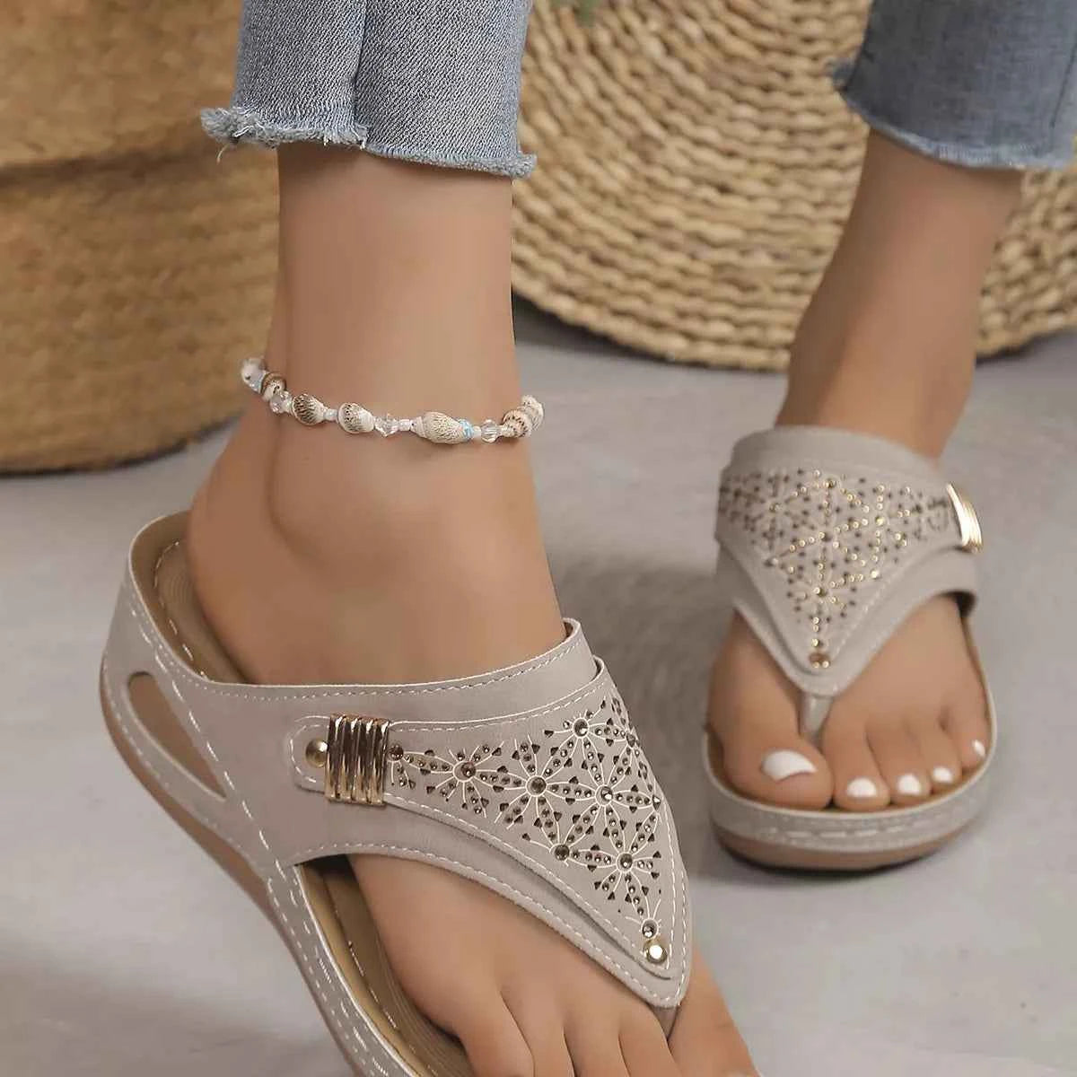 Sandales compensées tong ornées de strass