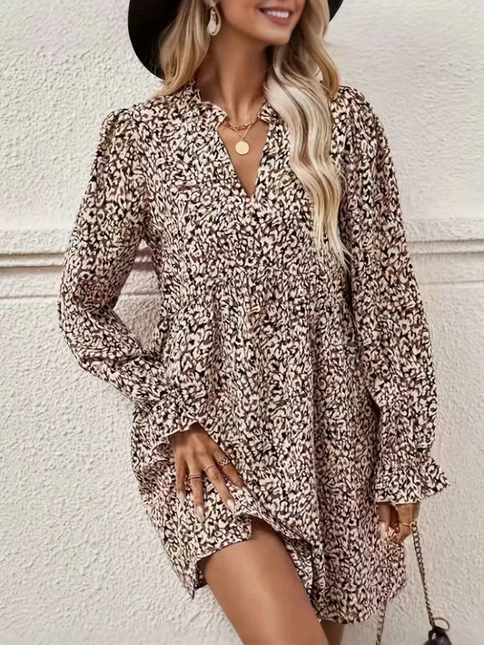 Robe courte à encolure crantée et manches volantées