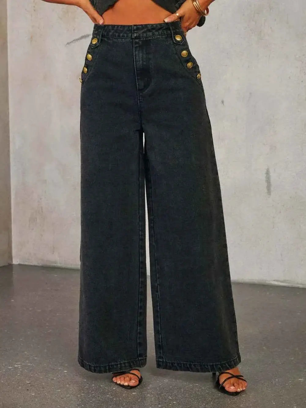 Jean taille haute à jambe large et décor boutons