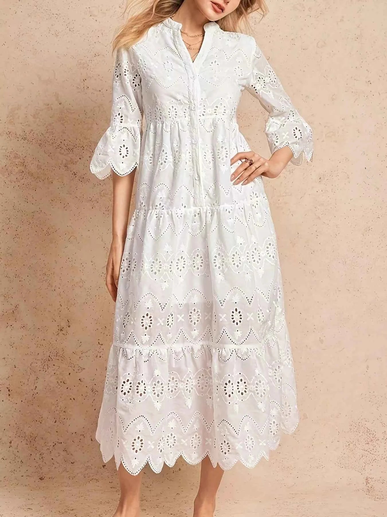 Robe midi brodée à encolure crantée et volants étagés