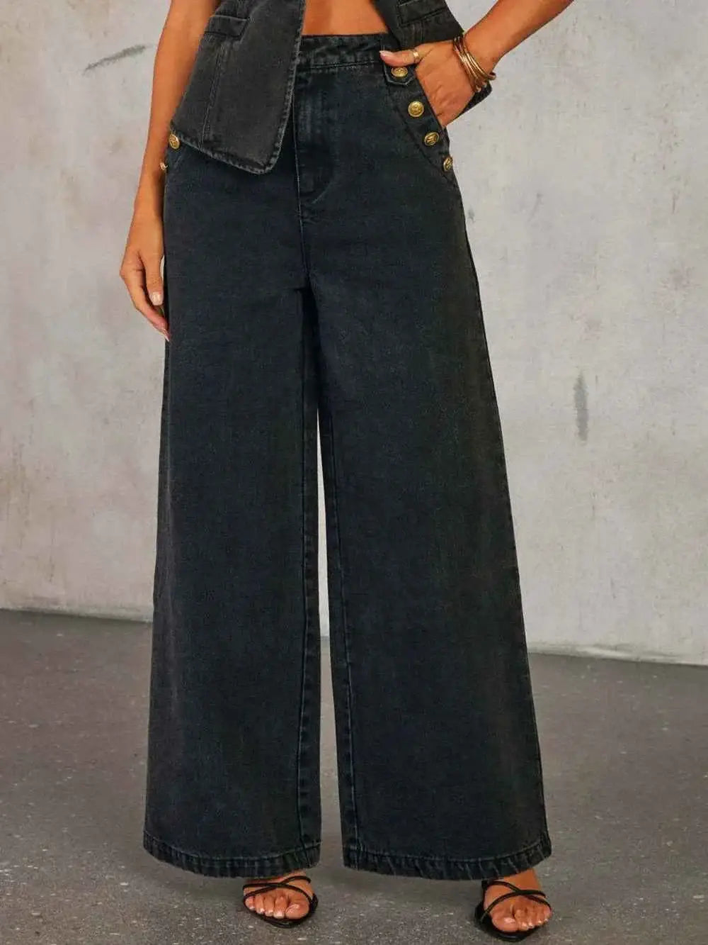 Jean taille haute à jambe large et décor boutons