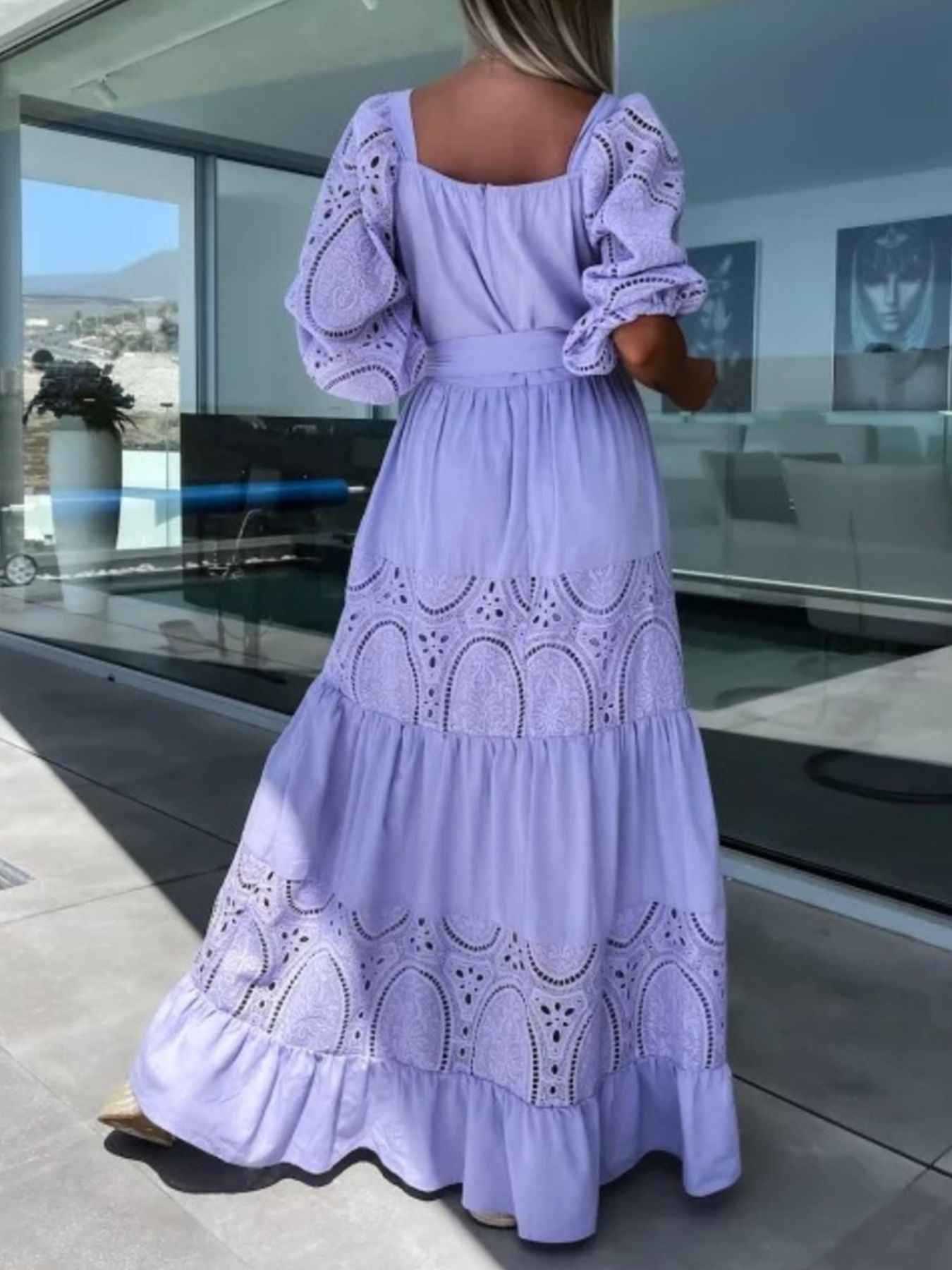 Robe maxi à volants étagés, manches en dentelle et ceinture nouée