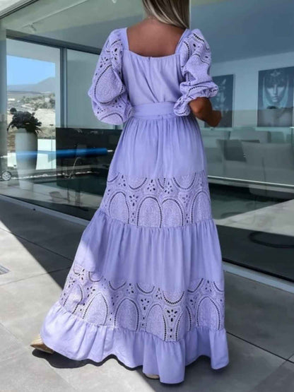 Robe maxi à volants étagés, manches en dentelle et ceinture nouée