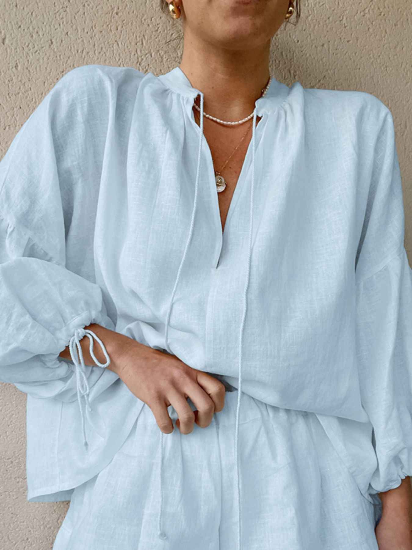 Ensemble deux pièces blouse à col noué et manches ballon avec short
