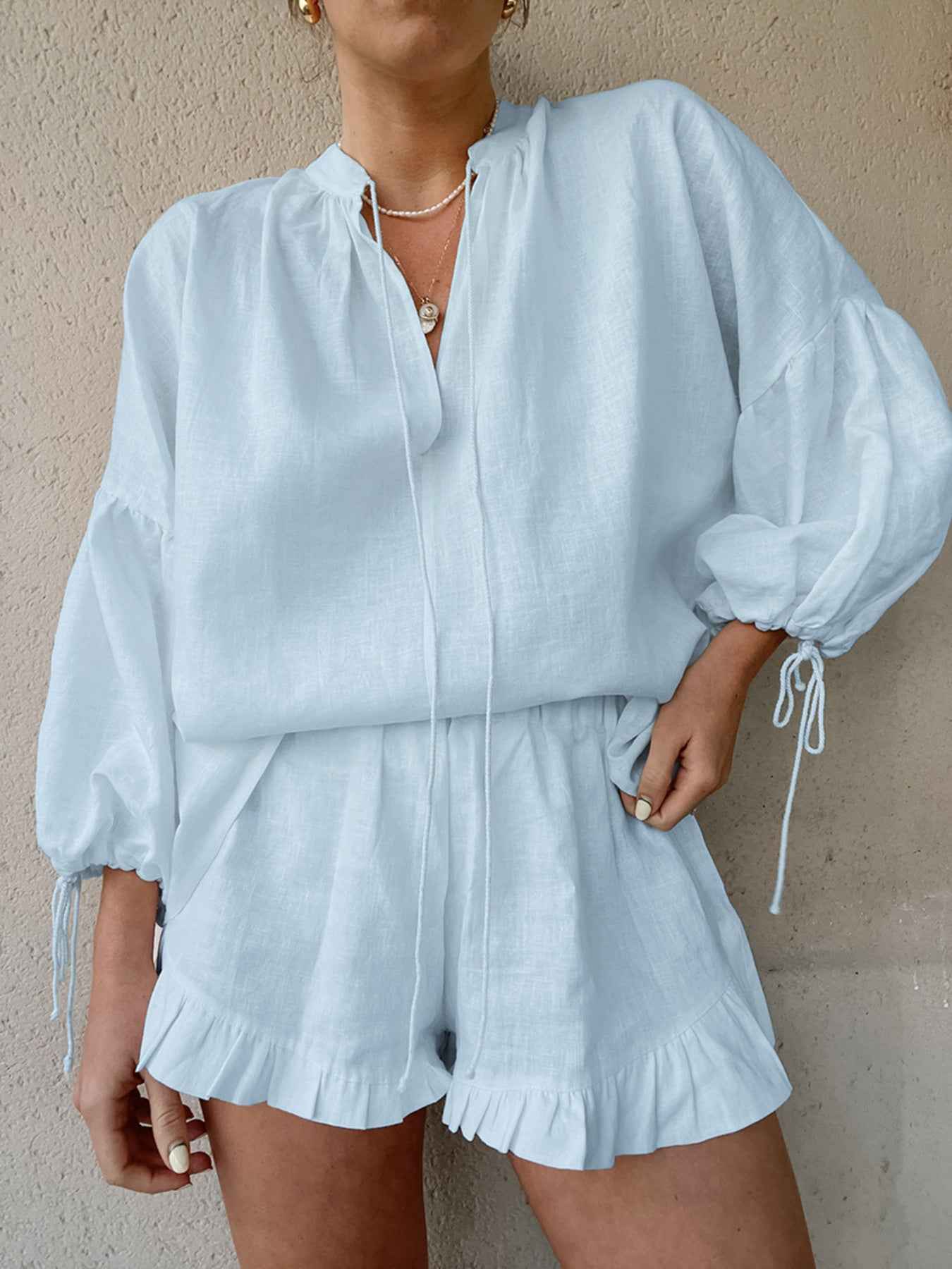 Ensemble deux pièces blouse à col noué et manches ballon avec short