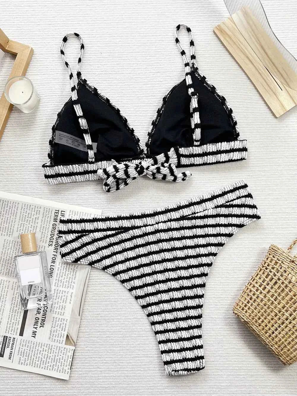 Bikini deux pièces à rayures et col V