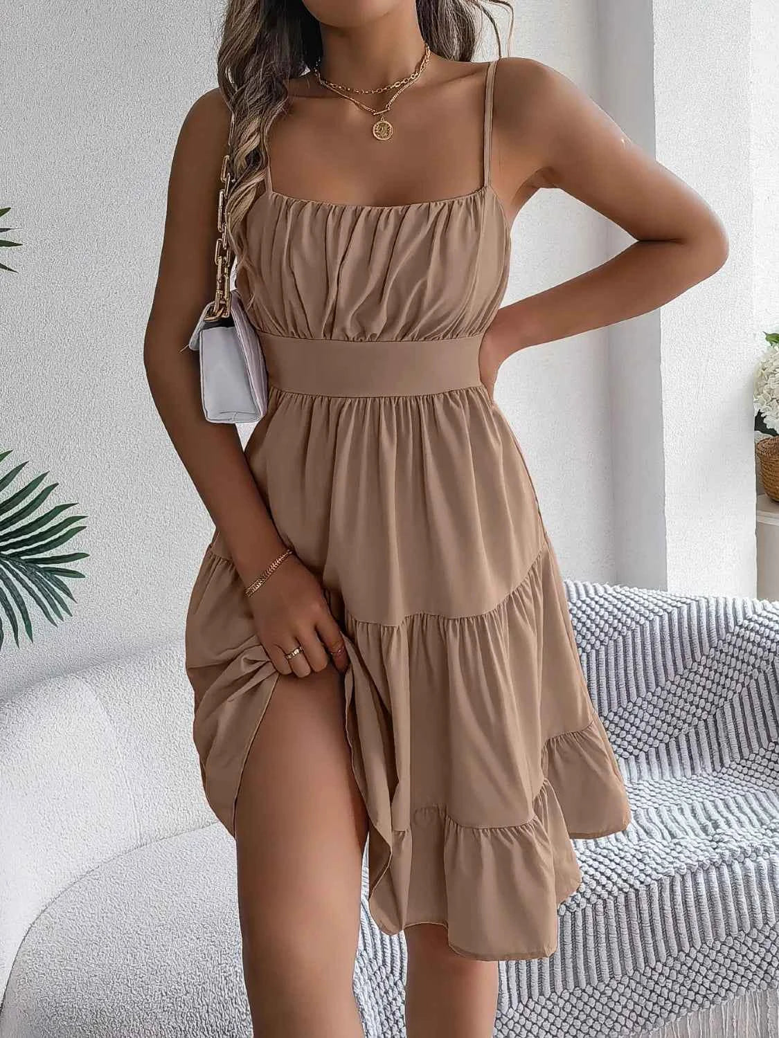 Robe camisole à dos smocké et jupe étagée