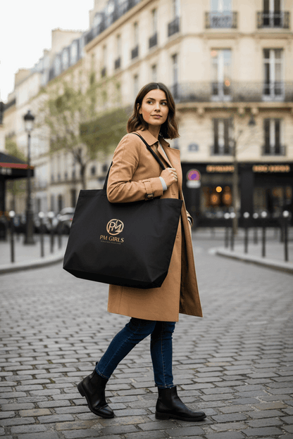 Grand tote bag PM Girls porté par une femme parisienne
