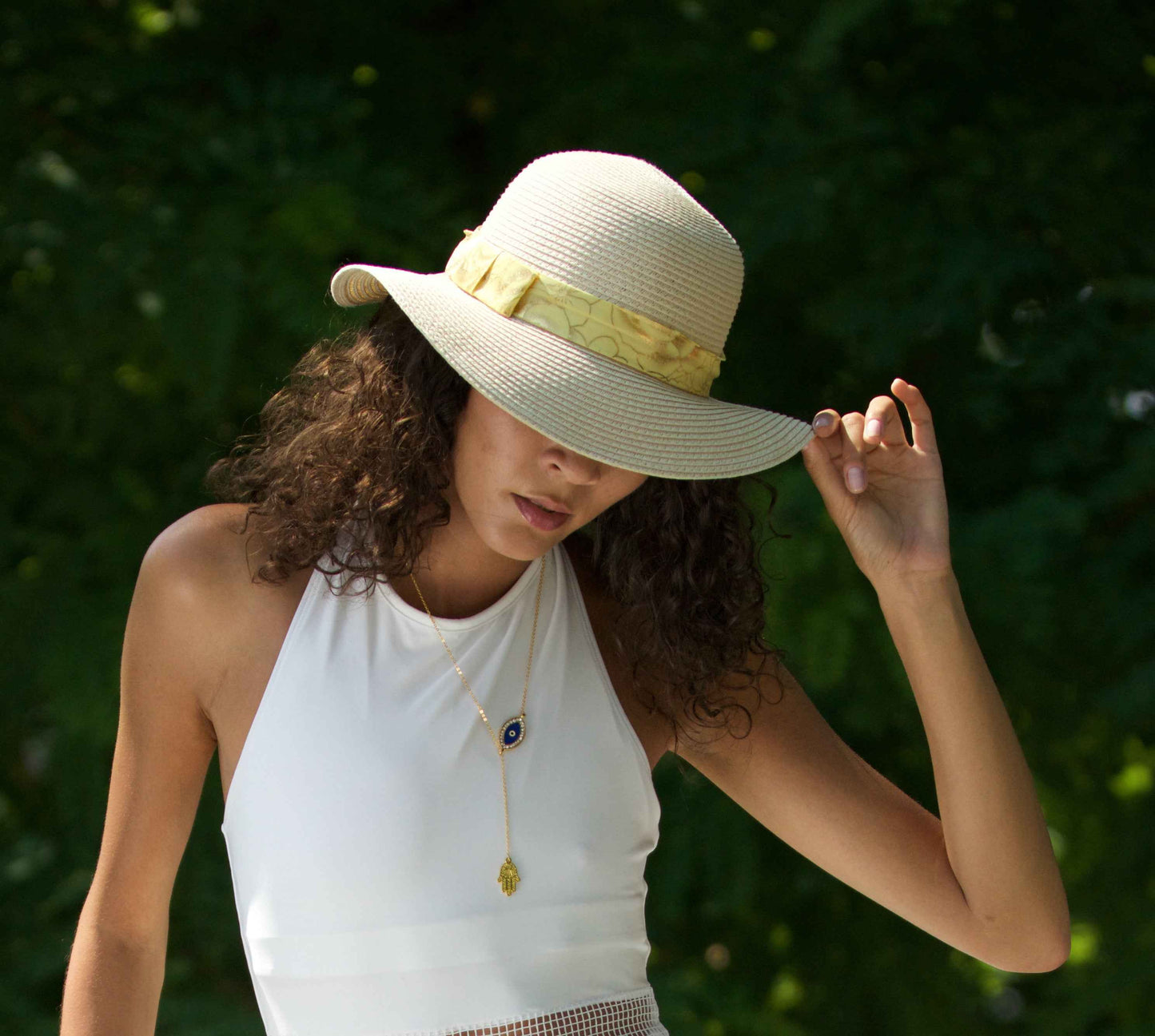 Chapeau de paille naturel avec ruban doré