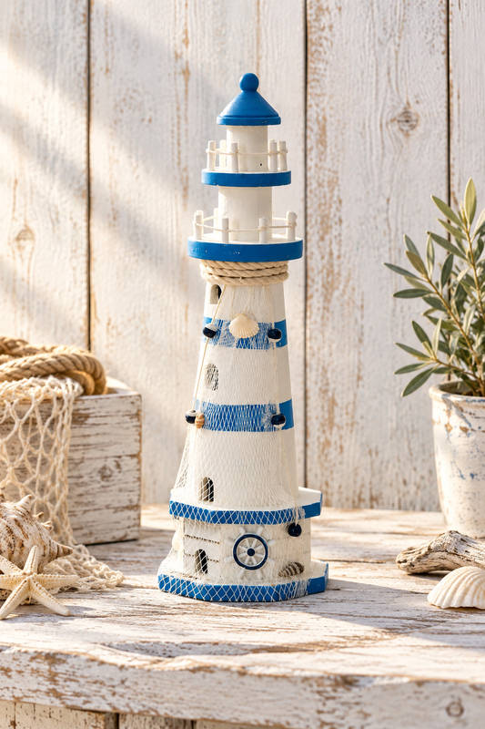 Phare décoratif sur planches de bois blanchi