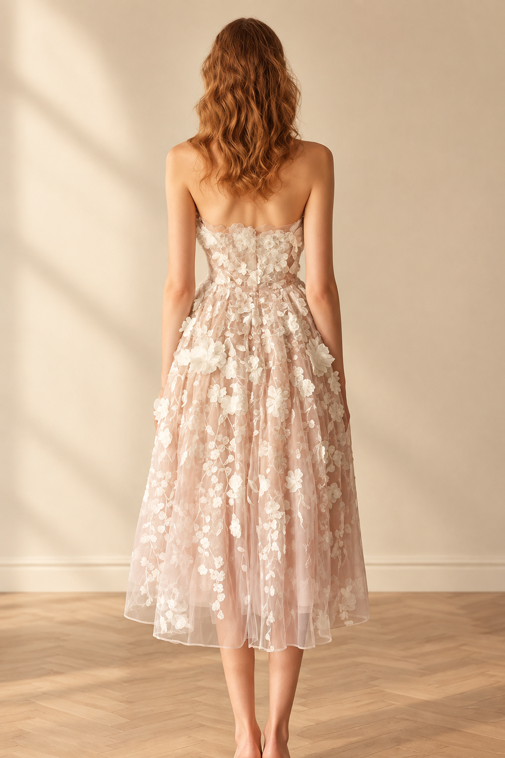 Robe bustier dos appliques blanches — fond chaud