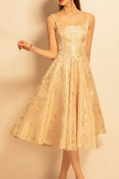 Robe champagne dorée — vue de trois quarts, colorimétrie chaude
