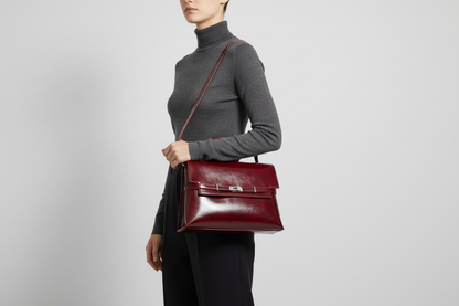 Sac à main porté épaule à boucle — mise en situation taille réelle