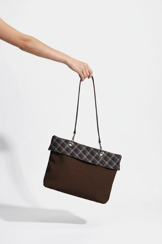 Sac à épaule à garniture écossaise — taille réelle