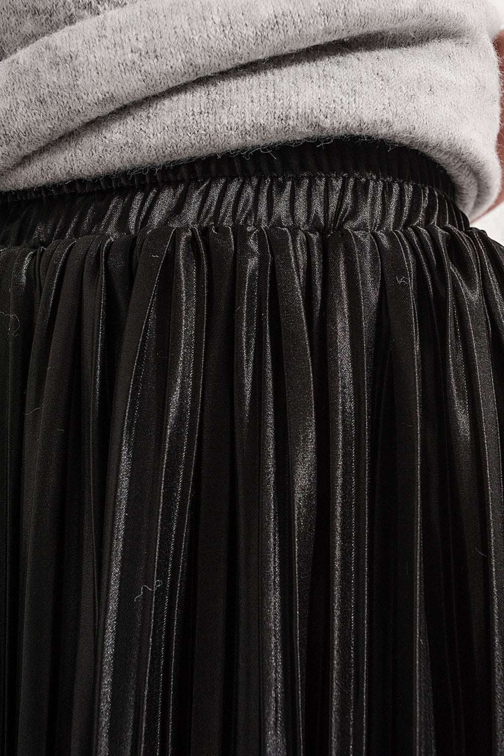 Jupe midi plissée satinée noire