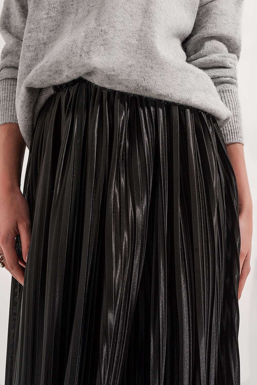 Jupe midi plissée satinée noire