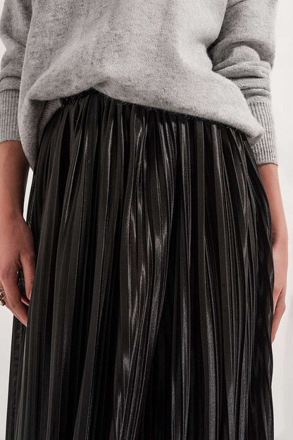 Jupe midi plissée satinée noire