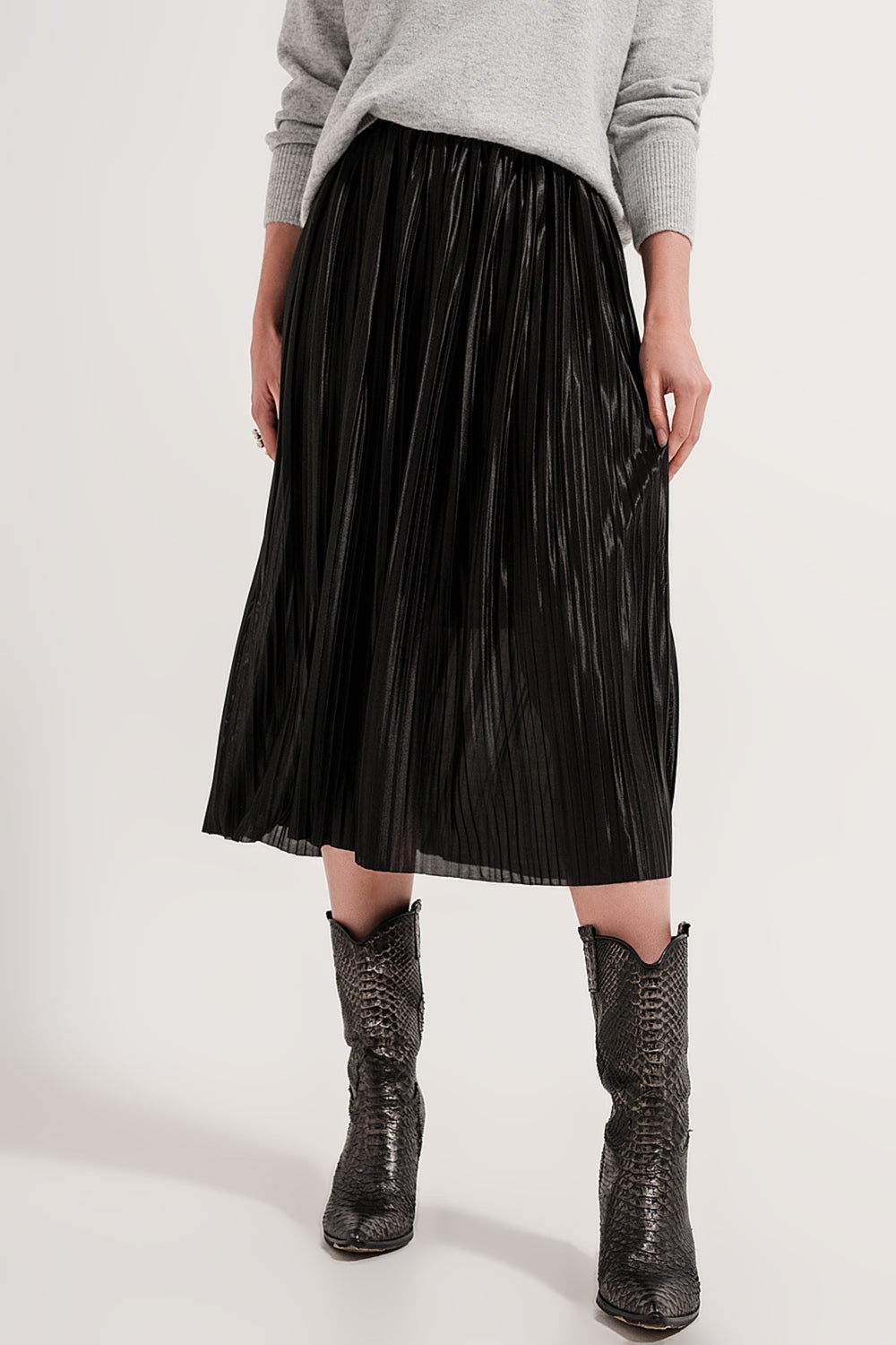 Jupe midi plissée satinée noire MyParisMonaco