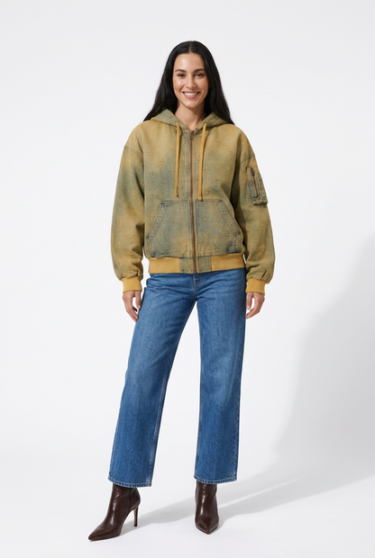 Veste kaki avec jean et bottines à talons en studio
