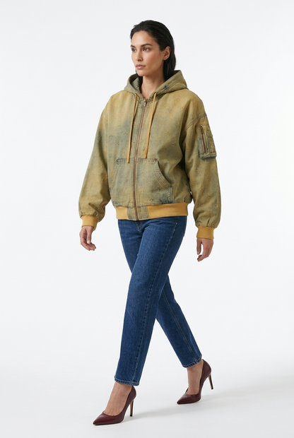 Veste kaki avec jean et escarpins en marche
