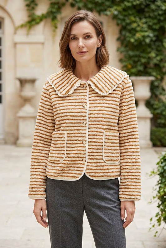Veste rayée portée dans un décor parisien chic
