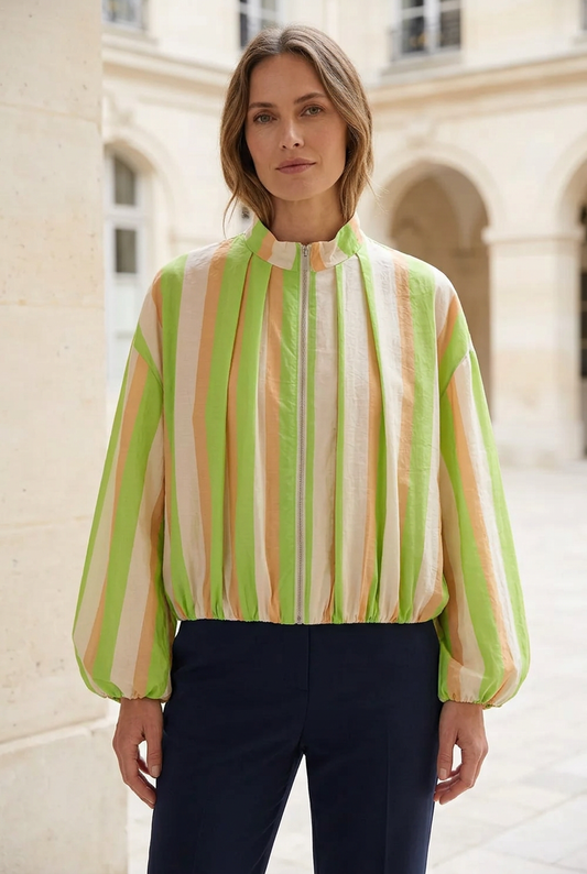 Veste rayée verte portée par une mannequin